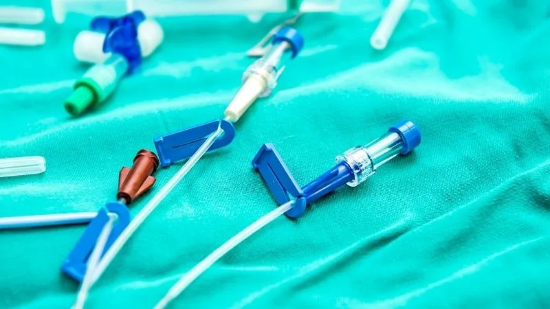 Kalıcı diyaliz kateteri takılması